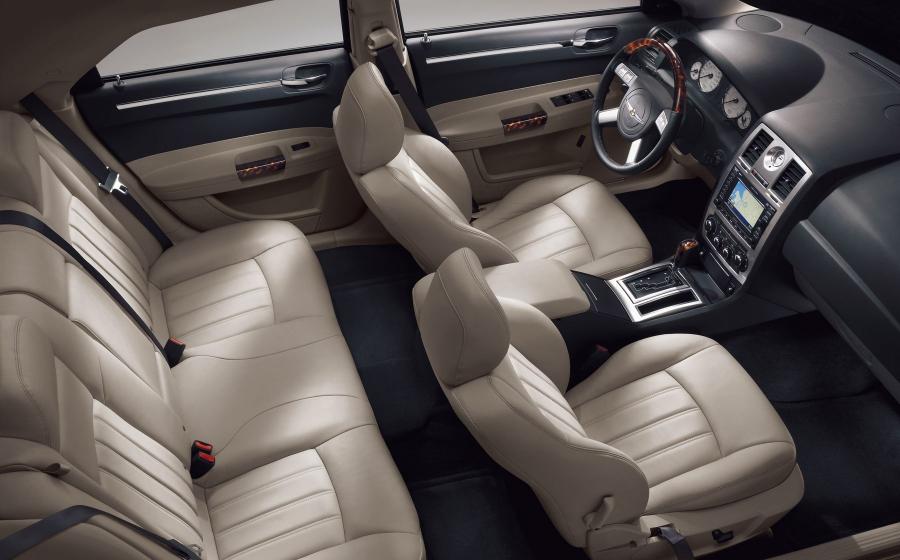 Интерьер Chrysler 300C (LX) 2005 года  (фото 35 из 120)
